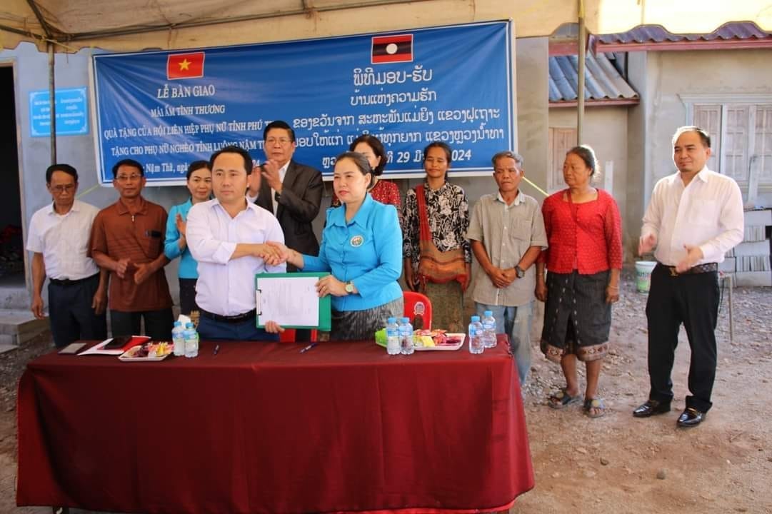 Phu Tho Women's Union Donates Two Houses for Disadvantaged Females in Laos