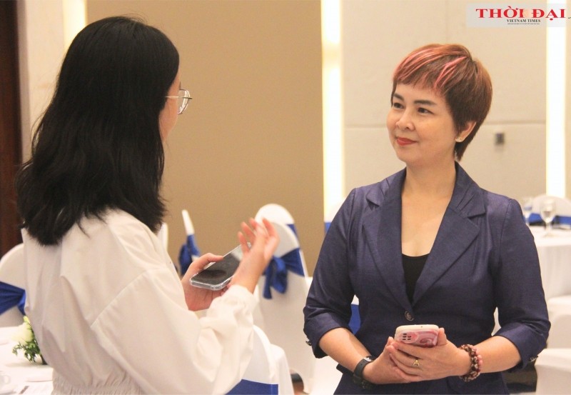 Nguyen Kieu Oanh, Hanoi Tourism Association (right) talks with a reporter from Thoi Dai Magazine. (Photo: Hong Anh)