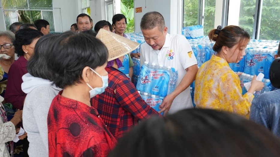 “Droplets of gratitude” continue to “flow” to West Mekong Delta communities to support people in drought-stricken areas