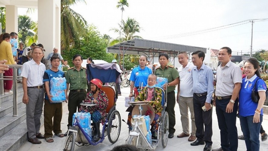 “Droplets of gratitude” continue to “flow” to West Mekong Delta communities to support people in drought-stricken areas