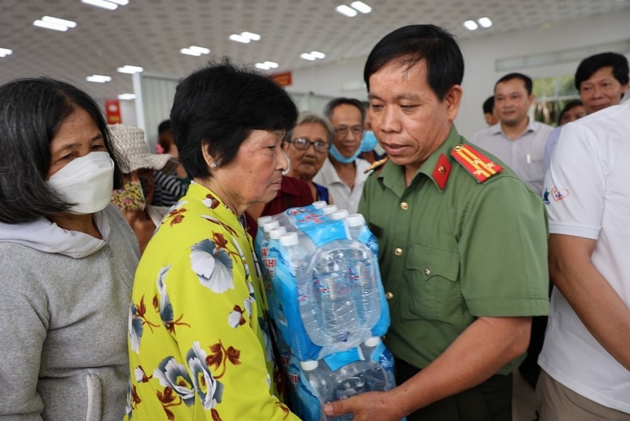 “Droplets of gratitude” continue to “flow” to West Mekong Delta communities to support people in drought-stricken areas