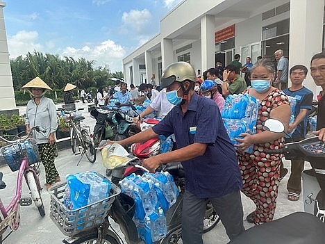 “Droplets of gratitude” continue to “flow” to West Mekong Delta communities to support people in drought-stricken areas