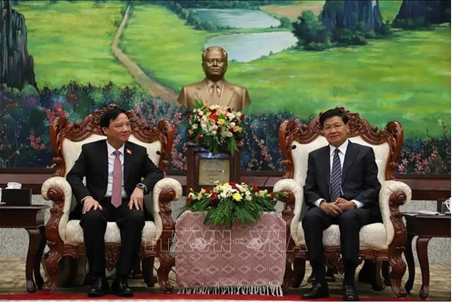 Vietnamese National Assembly Nguyen Khac Dinh (L) and Party General Secretary and President of Laos Thongloun Sisoulith at their meeting in Vientiane on July 5 (Photo: VNA)