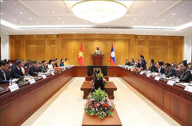 At the talks between Vice Chairman of the Vietnamese National Assembly Nguyen Khac Dinh his Lao counterpart Chaleun Yiapaoher in Viantiane on July 4 (Photo: VNA)