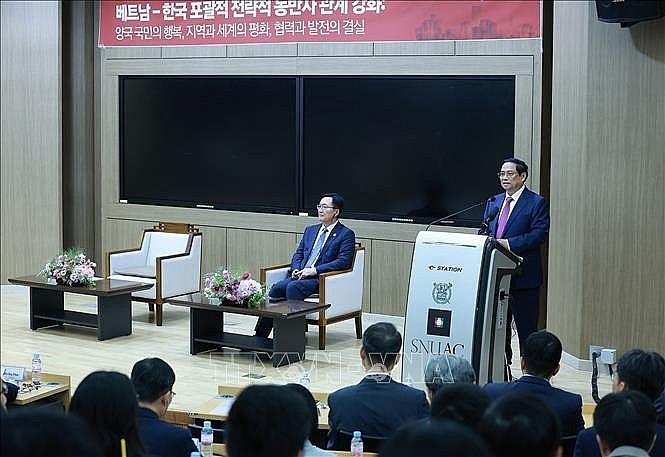 Prime Minister Pham Minh Chinh speaks at Seoul National University during his visit to the RoK. (Photo: VNA)