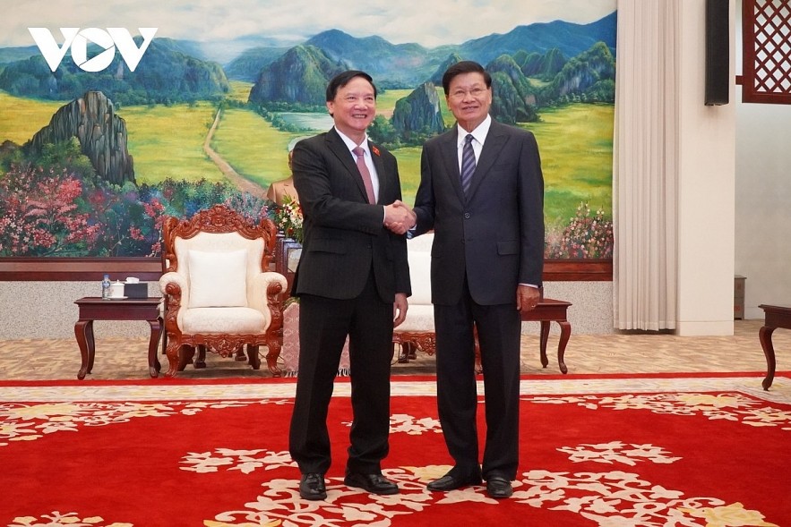 General Secretary of the Laos People Revolutionary Party and President Thongloun Sisulith (R) welcomes Vice Chairman of the National Assembly of Vietnam Nguyen Khac Dinh in Vientiane on July 5.