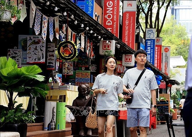 Korean tourists at Ho Chi Minh City's book street (Photo: VNA)