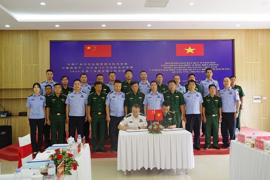 Localities of Vietnam and China have signed a memorandum of understanding to strengthen coordination in border security and safety management and protection.