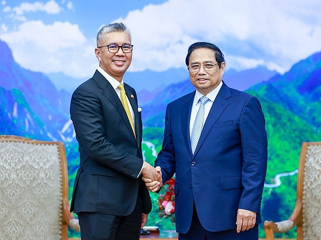 Prime Minister Pham Minh Chinh (right) hosts a reception for Malaysian Minister of Investment, Trade and Industry Zafrul Abdul Aziz at the Government Office in Ha Noi, July 8, 2024. Photo: VGP 