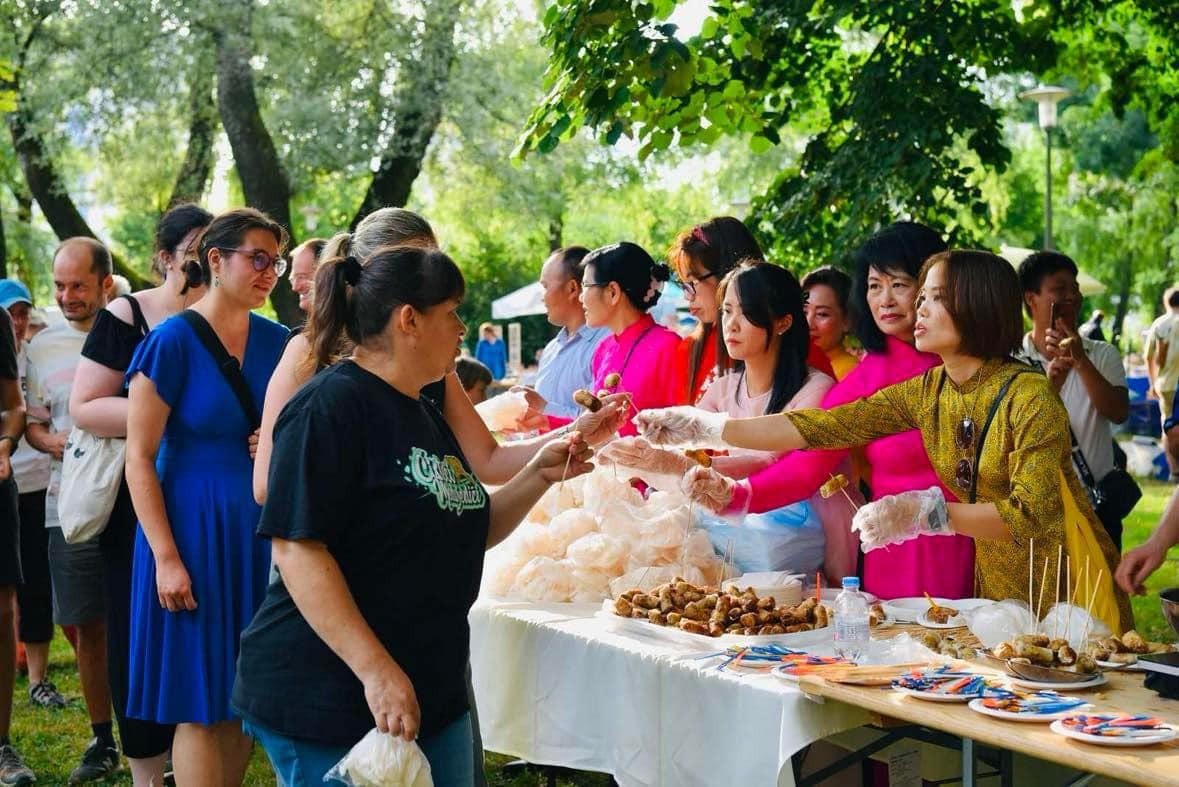 Visitors to the Vietnamese Culture Day event have some Vietnamese food. Photo: VNA broadcasts