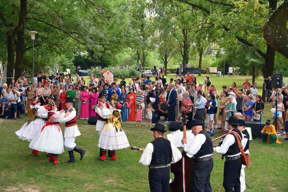 Representatives from the Croatian ministry, Zagreb city, the Vietnamese diplomatic delegation in Croatia, Vietnamese businesses, associations, and communities attened the even together with thousands of local residents.