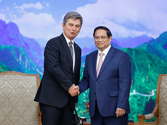 Vietnamese Prime Minister Pham Minh Chinh (R) hosts a reception for President of International Federation of Freight Forwarders Associations (FIATA) Turgut Erkeskin in Ha Noi, July 10, 2024. Photo: VGP