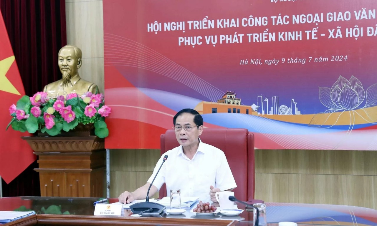 Minister of Foreign Affairs Bui Thanh Son chairs the conference to implement the 2024 Cultural Diplomacy agenda to promote the country's socio-economic development. (Photo: baoquocte.vn)
