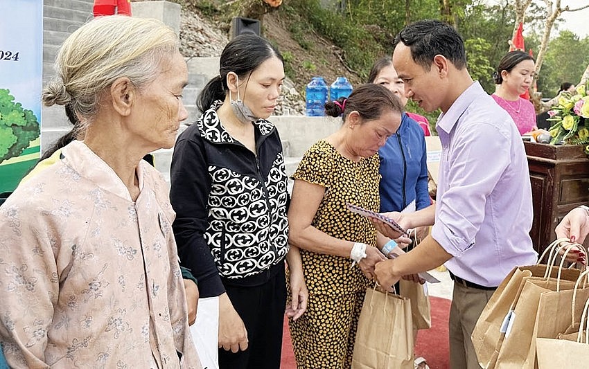 Giving gifts to poor households in Thuy Xuan ward, City. Hue