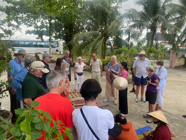 International Tourists Enjoy Pottery, Mat Weaving Experience In Khanh Hoa