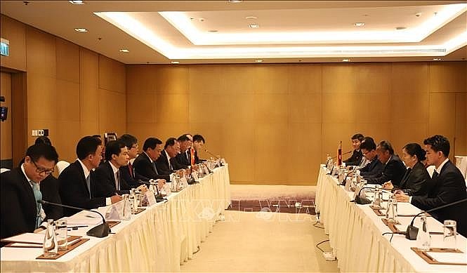 At the meeting between Politburo member and President of the Ho Chi Minh National Academy of Politics Nguyen Xuan Thang and Phouvong Ounkhamsane, member of the Central Committee of the Lao People's Revolutionary Party and Director of the Lao National Academy of Politics and Public Administration in Vientiane on July 11. (Photo: VNA)