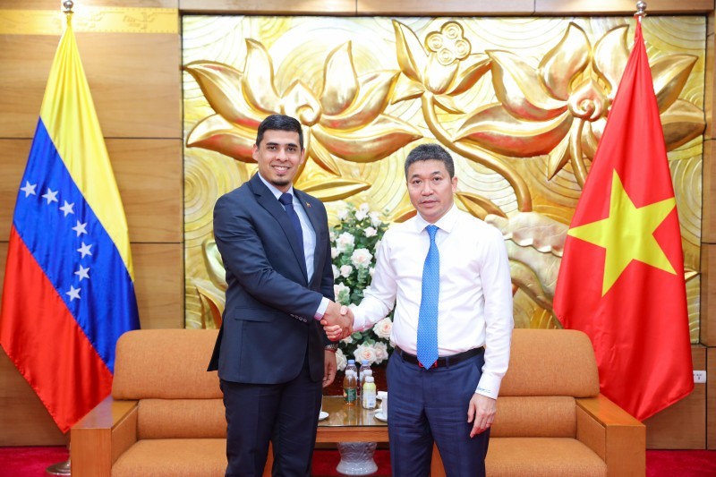 President of the Viet Nam Union of Friendship Organizations (VUFO) Phan Anh Son and Ambassador Extraordinary and Plenipotentiary of the Bolivarian Republic of Venezuela to Vietnam Juan Carlos Fernandes Juarez at the reception. (Photo: Dinh Hoa) 