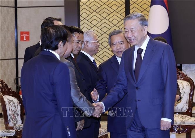 State President To Lam with delegates from the Laos-Vietnam Friendship Association. (Photo: Nhan Sang/VNA)