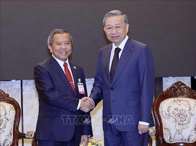 Diplomatic Visit Strengthens Vietnam-Laos Special Friendship