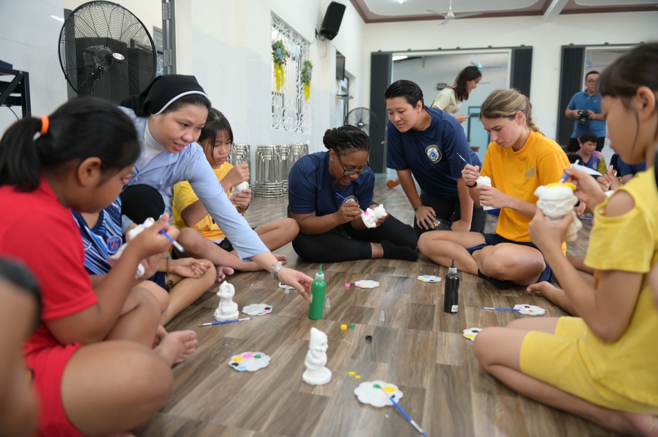 US Sailors Busy Exchanges with Locals, Children in Khanh Hoa