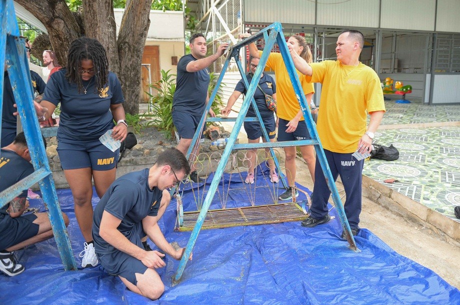 US Sailors Busy Exchanges with Locals, Children in Khanh Hoa