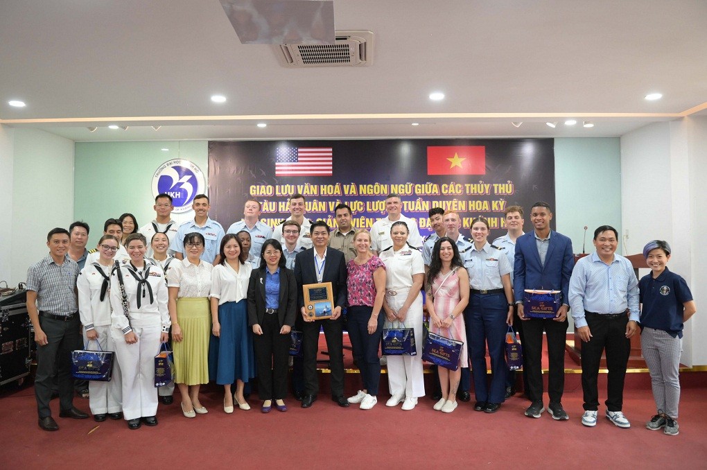 US Sailors Busy Exchanges with Locals, Children in Khanh Hoa