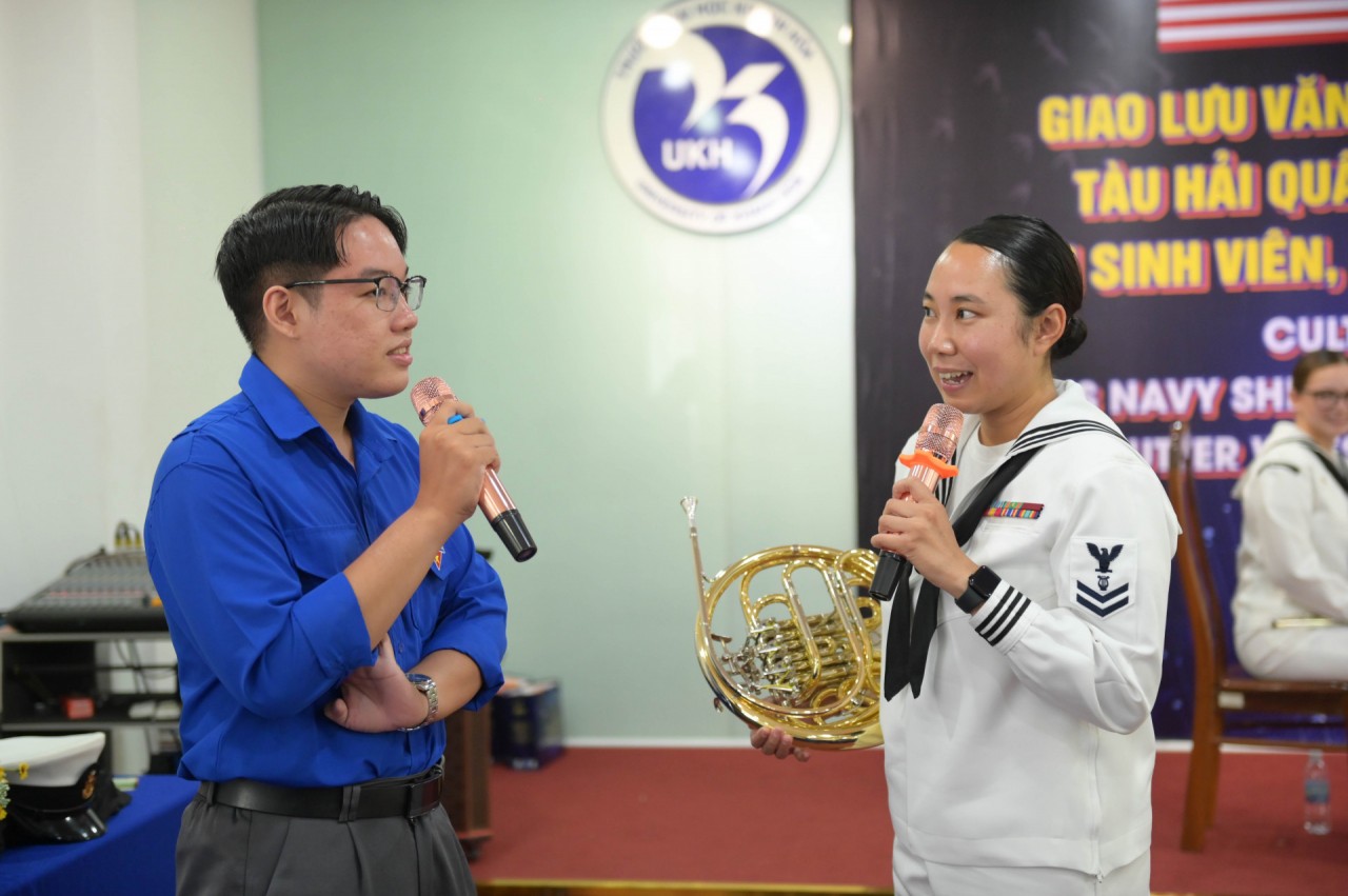 US Sailors Busy Exchanges with Locals, Children in Khanh Hoa