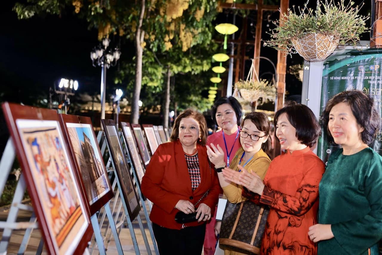 Eventful Hanoi Lotus Festival Started