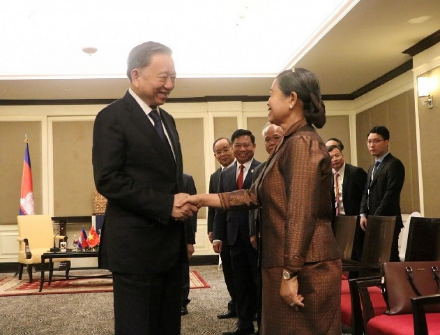 President To Lam (R) meets with Chairwoman of the Cambodia-Vietnam Friendship Association Samdech Men Sam An.