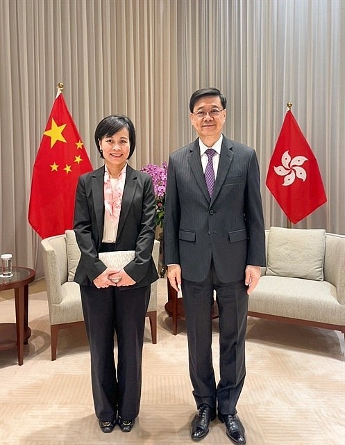 Vietnamese Consul General in Hong Kong and Macau Lê Đức Hạnh (left) had talks with Chief Executive of Hong Kong Special Administrative Region (China) John Lee. Photo: VNA