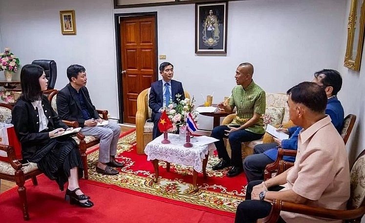 Vietnamese Ambassador Pham Viet Hung (L) to Thailand at the meeting with the Governor of Thailand's Trat province, Nattaphong Sanguanchit.