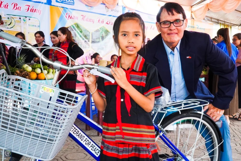 US Veterans Help Children of Quang Tri to Go to School