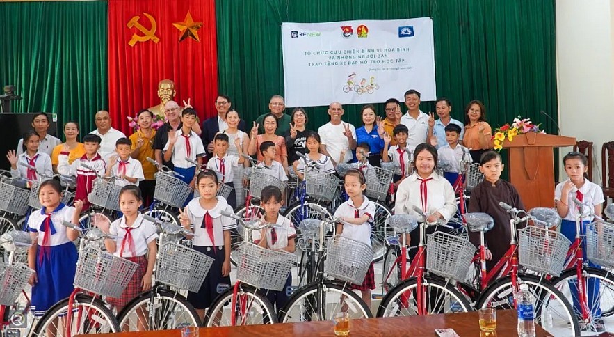 US Veterans Help Children of Quang Tri to Go to School