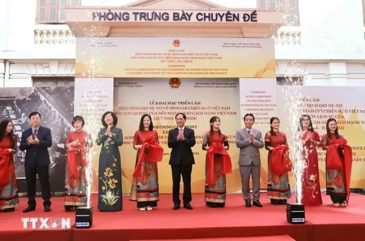 At the opening ceremony of a photo exhibition on the occasion of the 70th anniversary of the signing of the Geneva Agreements on the Cessation of Hostilities in Vietnam. Photo: VNA