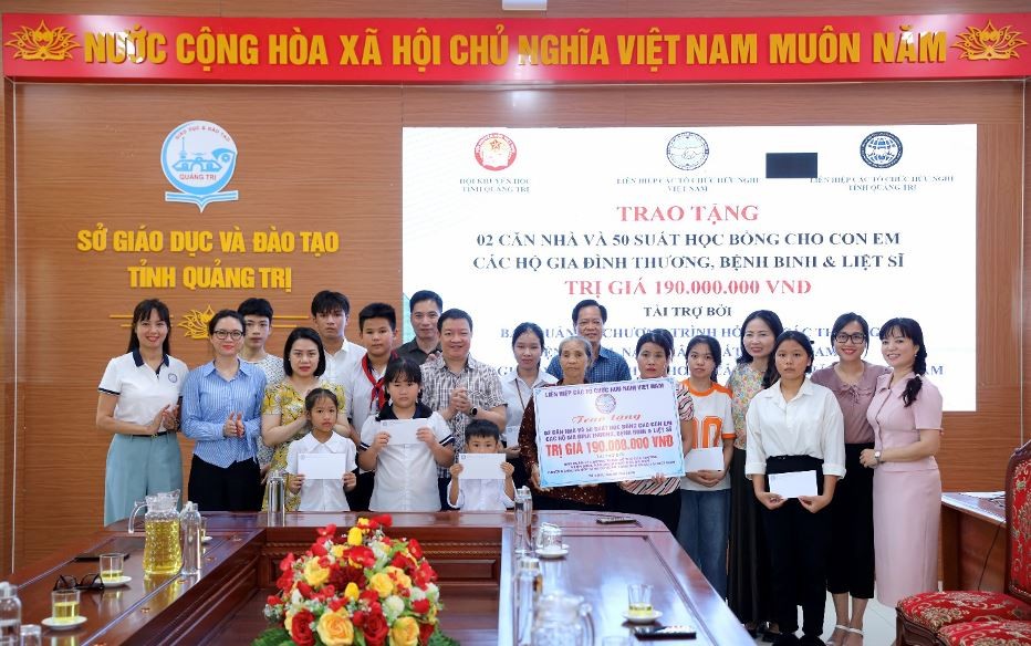 Viet Nam Union of Friendship Organizations Donates Houses to Policy Households in Quang Tri