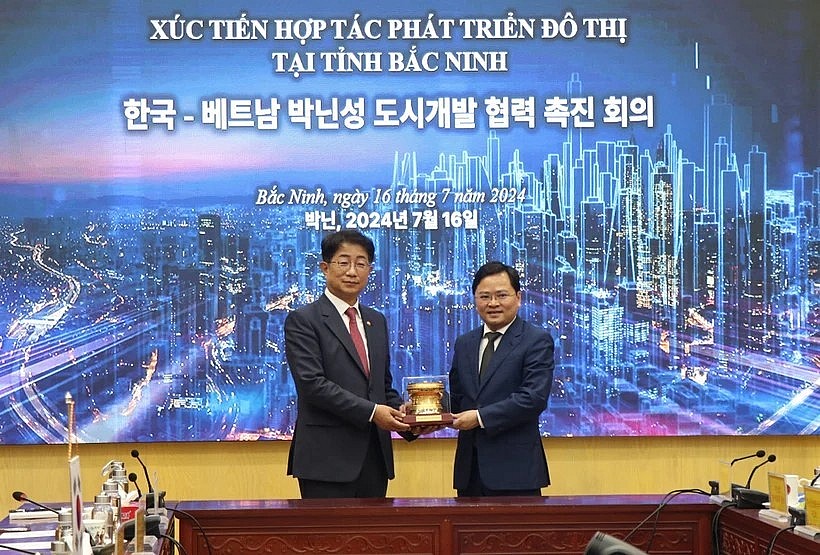 Secretary of the provincial Party Committee Nguyen Anh Tuan (R) and visiting RoK Minister of Land, Infrastructure and Transport Park Sang Woo (Photo: VNA)