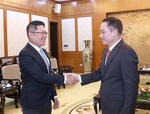 Head of the Party Central Committee’s Commission for External Relations Le Hoai Trung (right) and deputy head of the LPRP Central Committee's Commission for External Relations Valaxay Lengsavad.