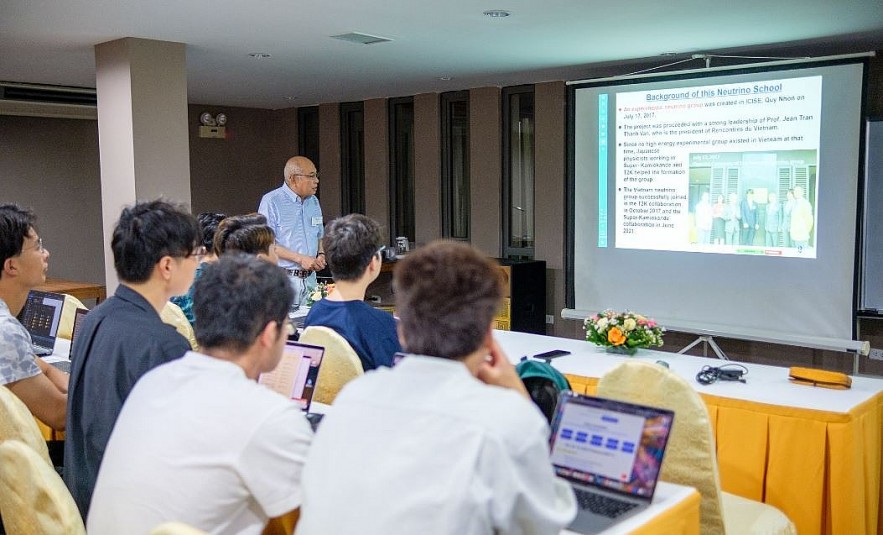 Vietnamese Students Meet and Learn from International Physicists