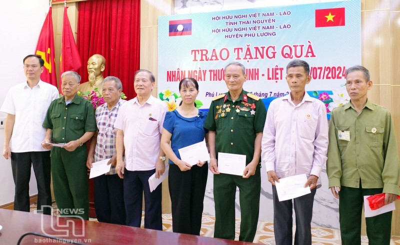 thai nguyens vietnam laos friendship association pays respects to veterans