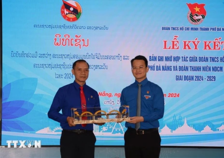 The signing ceremony of the Memorandum of Cooperation between the Da Nang Youth Union and the Salavan Provincial Youth Union. (Photo: Van Dung/VNA)