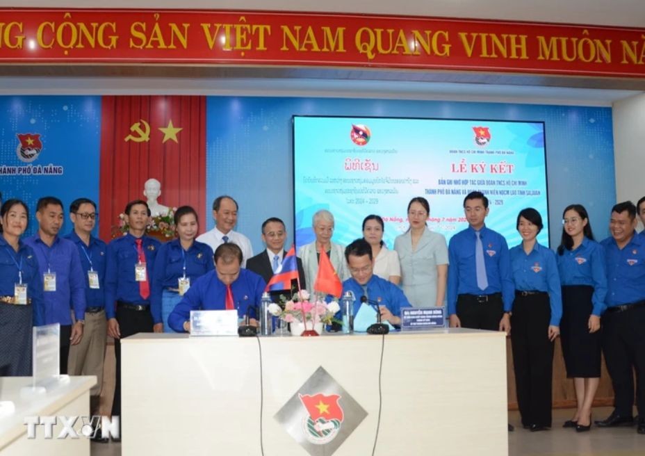 The signing ceremony of the Memorandum of Cooperation between the Da Nang Youth Union and the Salavan Provincial Youth Union. (Photo: Van Dung/VNA)