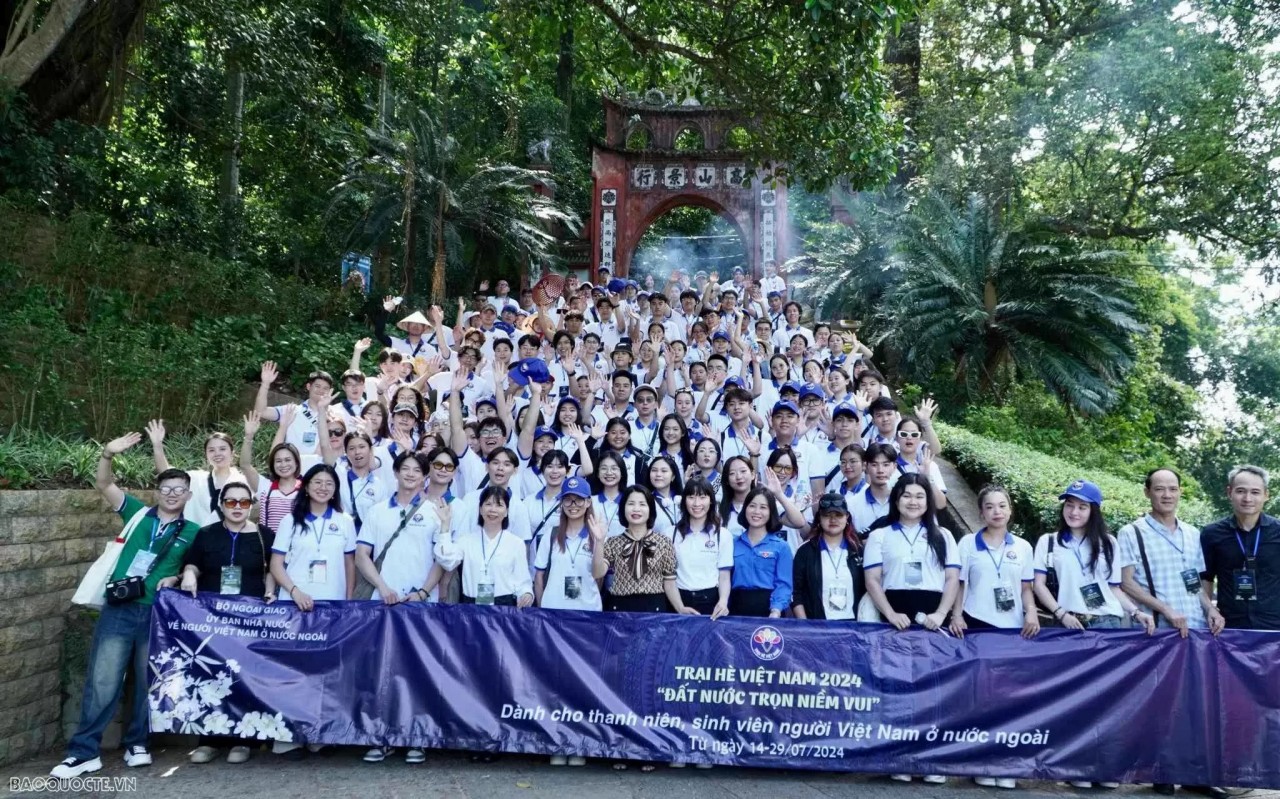 On July 15, starting the Vietnam Summer Camp 2024 program, nearly 120 young overseas Vietnamese from 28 countries and territories around the world offered incense to commemorate the Hung Kings on the top of Nghia Linh mountain.