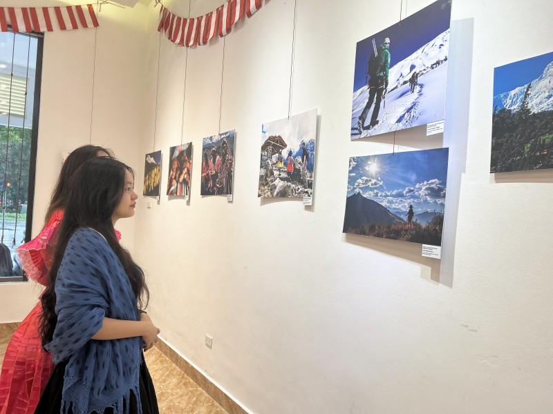 Young Vietnamese people enjoy viewing the photos. 