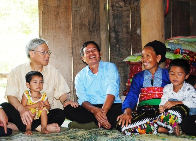 In September 2011, General Secretary Nguyen Phu Trong visited the remote border district of Muong Lat in Thanh Hoa province. In the photo, he is visiting and talking with a family of the Thai ethnic group in Sang village, Quang Chieu commune, Muong Lat district. (Photo: Người lao động)