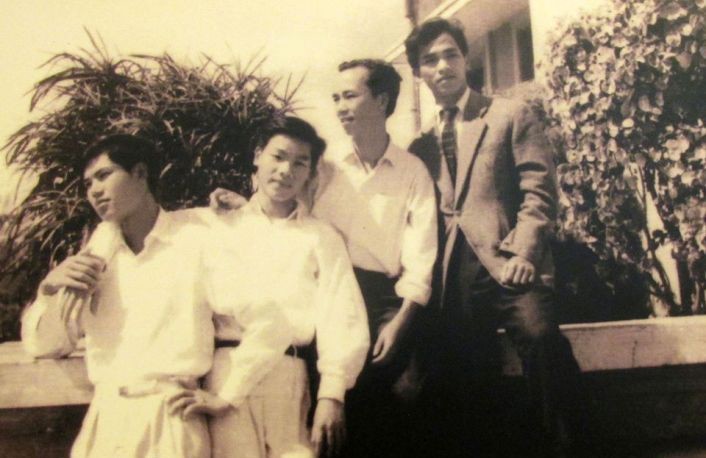 This is a photo of General Secretary Nguyen Phu Trong (second from the left) taken in February 1965 at Me Tri dormitory, Hanoi, when he was a student in the Faculty of Literature, Class 8, Hanoi University (now the University of Social Sciences and Humanities, Vietnam National University, Hanoi). When the traditional room of Vietnam National University, Hanoi was being built, Professor Vu Minh Giang called and asked the General Secretary for some memorabilia. He sent some photos from his student days, including this one. (Photo: Traditional Room of Vietnam National University, Hanoi).