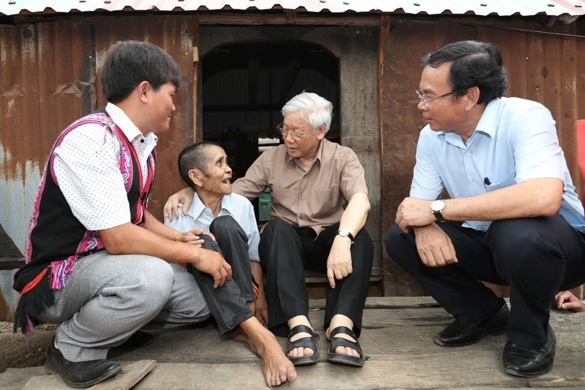 In April 2017, during a working trip to the Central Highlands, General Secretary Nguyen Phu Trong and Nguyen Van Nen (far right), who was then the chief of a central office under the Communist Party of Vietnam and is now the secretary of the Ho Chi Minh City Party Committee, visited the family of wounded soldier Dinh Phi, a household in particularly difficult circumstances in Tung Ke 2 village, Ayun commune, Chu Se district, Gia Lai province. (Photo: TTXVN)