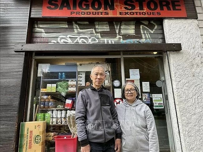 Elderly Vietnamese Couple Makes a "Second Home" for Vietnamese Students in France