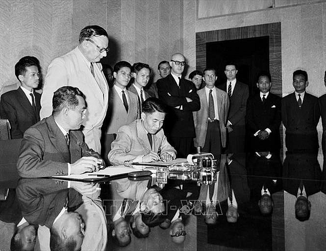 On July 20, 1954, Vietnamese Deputy Minister of National Defence Ta Quang Buu, on behalf of the Vietnamese Government and the High Command of the Vietnam People's Army, signed the Geneva Agreement on the Cessation of Hostilities in Vietnam. After that, the agreements on the cessation of hostilities in Laos and Cambodia were also signed. (File photo: VNA)