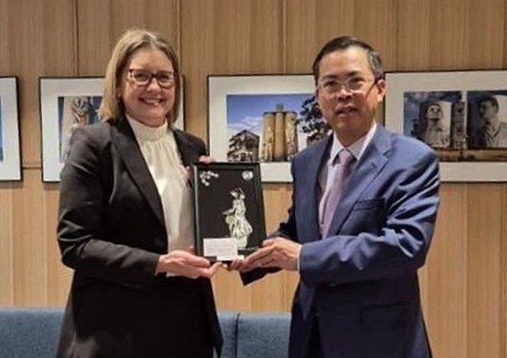 Vietnamese Ambassador to Australia Pham Hung Tam (right) and Premier of Australia's Victoria state Jacinta Allan.