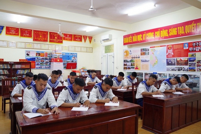 Non-commissioned officers and soldiers participating in the mission learning class. (Photo: Phuoc Hoan) 